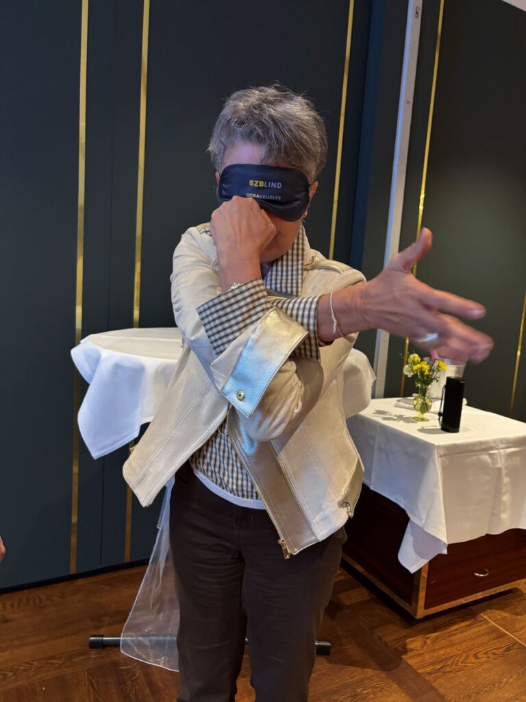 Sensibilisierungsabend beim Lions Club Rorschach: Eine Teilnehmerin testet Augenbinde