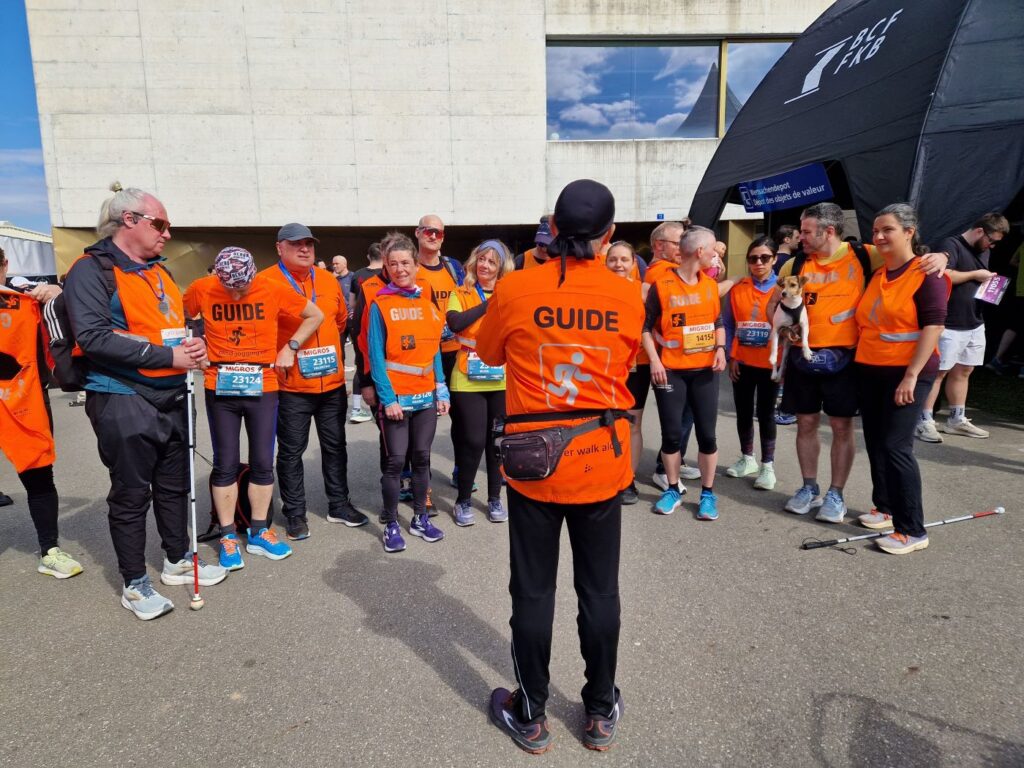 Kerzerslauf 2026: Gruppenfoto mit Guide Gabor vor der Gruppe