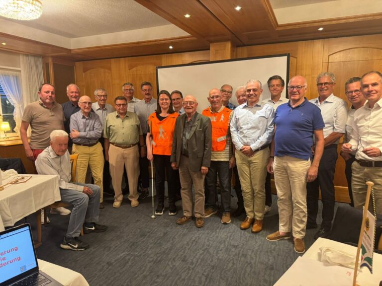 Diana und Päuli als ReferentIn beim Lions Club Zürcher Oberland im Juli 2025