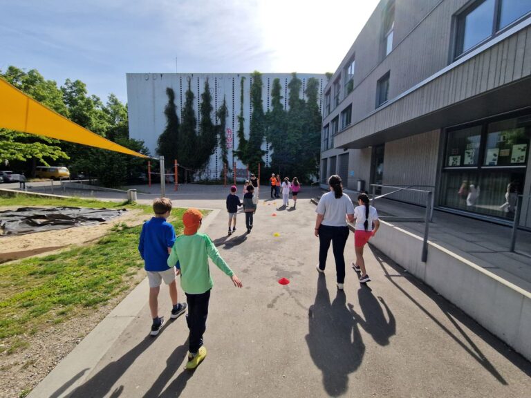 Sensibilisierung an der Primarschule Horburg: Praktische Übung mit Dunkelbrille draussen