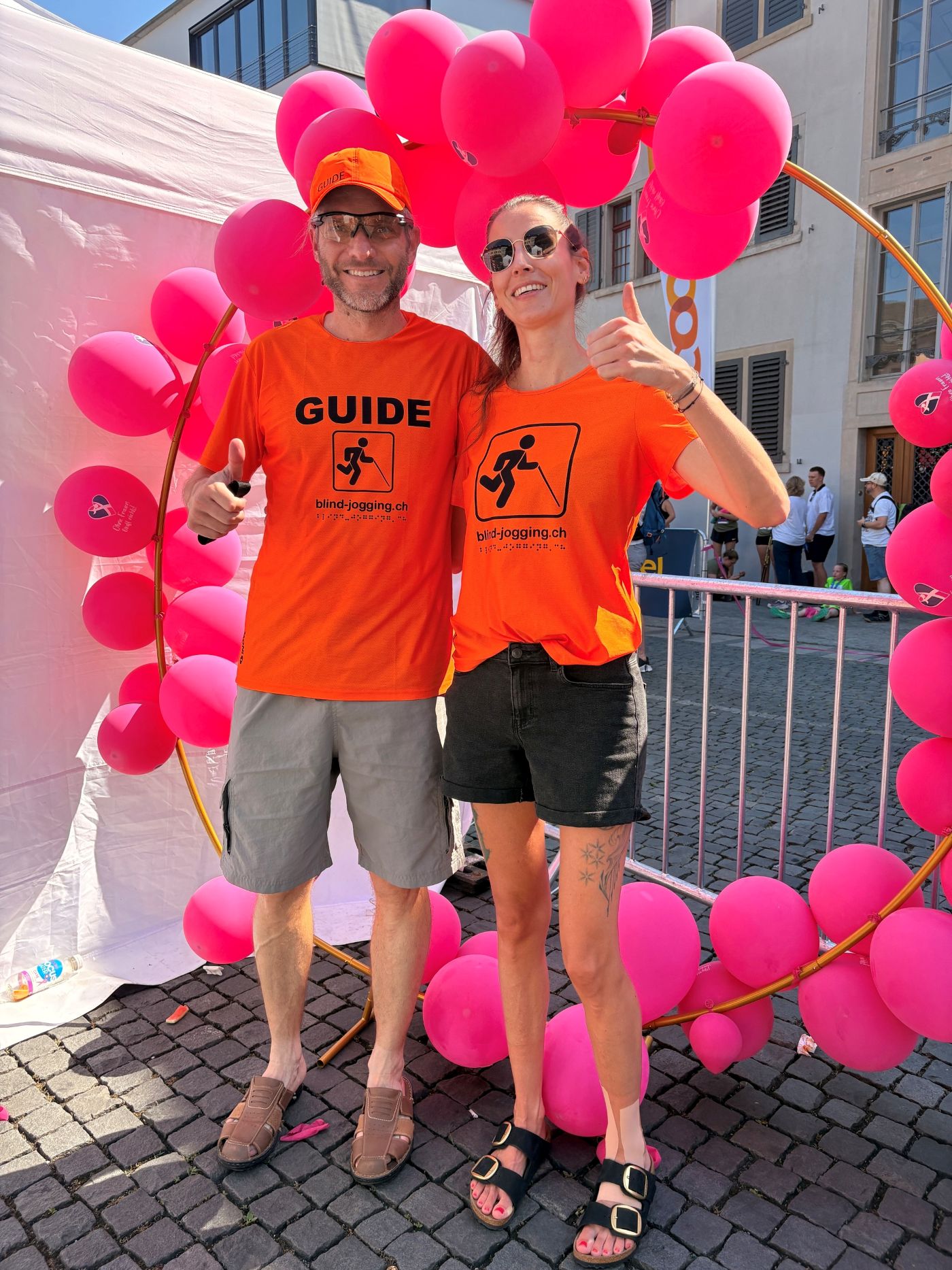 Franziska mit Guide Rico fröhlich im Ziel