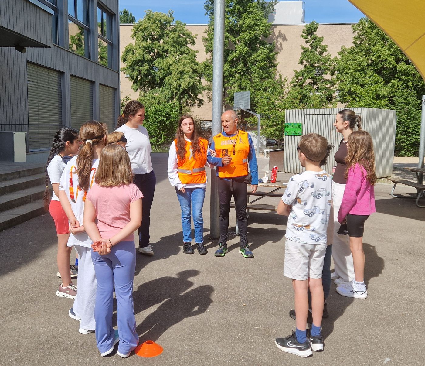 Sensibilisierung an der Primarschule Horburg: Frage- und Aufklärungsrunde draussen mit Blind-Jogging Tandem (Vereinspräsident Gabor als Guide und Instruktor)
