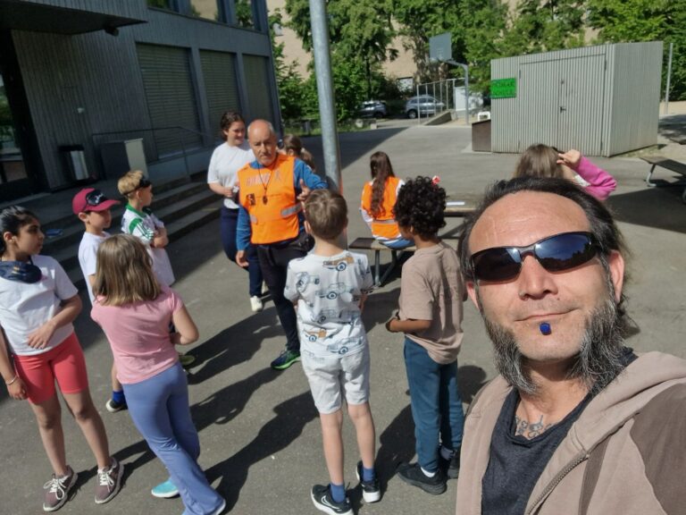 Sensibilisierung an der Primarschule Horburg: Besprechung in der Gruppe draussen