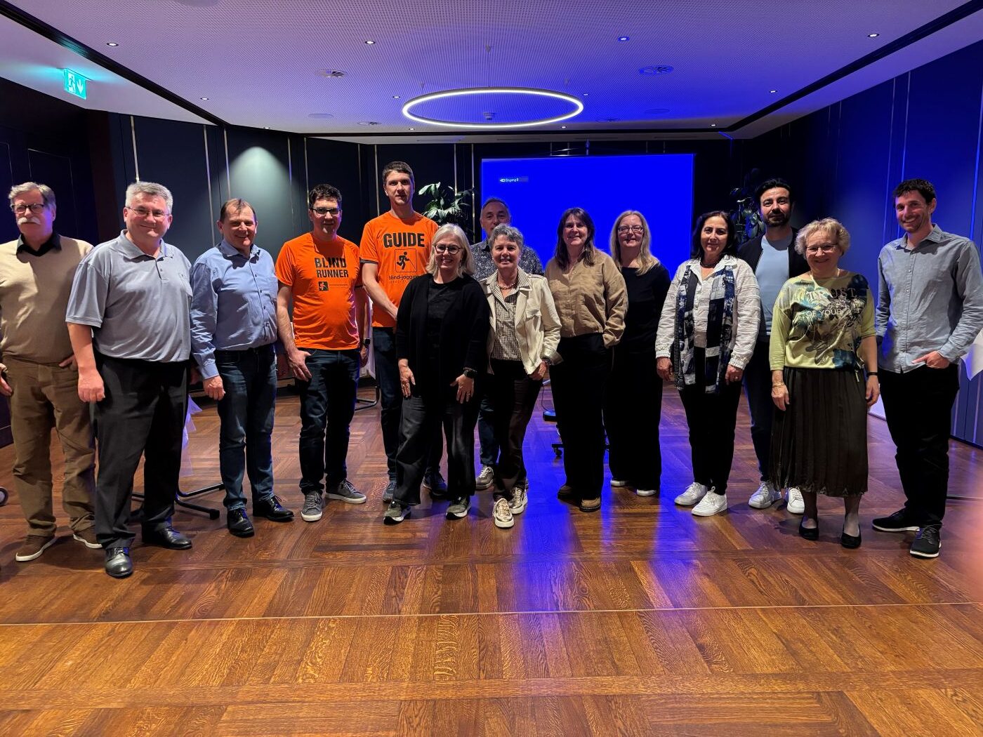 Sensibilisierungsabend beim Lions Club Rorschach: Teamfoto der Teilnehmenden mit Virgil und Guide Severin