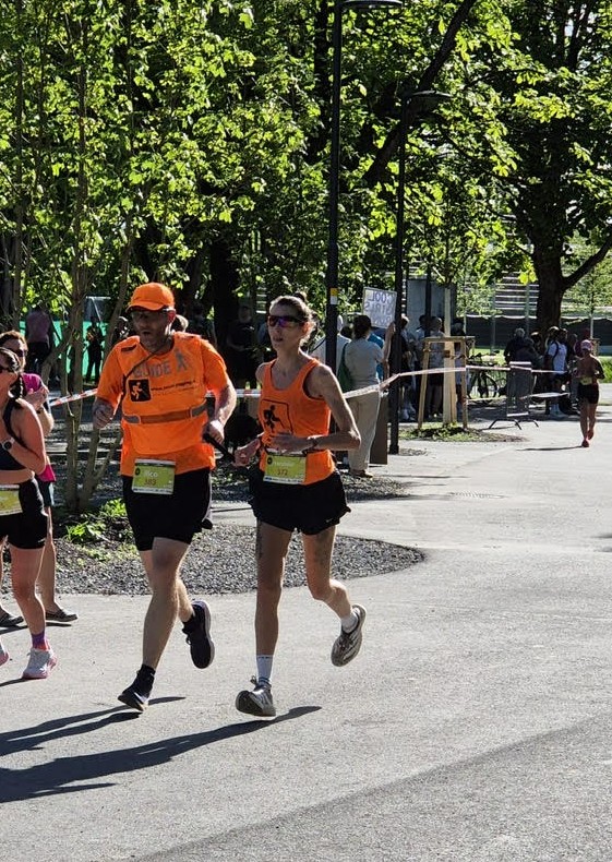 Franziska mit Guide Rico am Bregenzer Fauenlauf