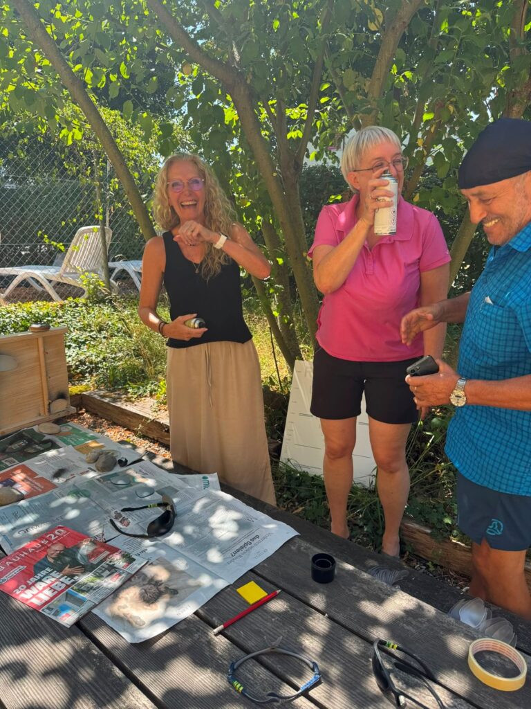 Anfertigen von neuen Dunkelbrillen für den Verein: Cordelia und Fabiana von Low Vision, SZBLIND, und Gabor beim Austausch und Verpflegung