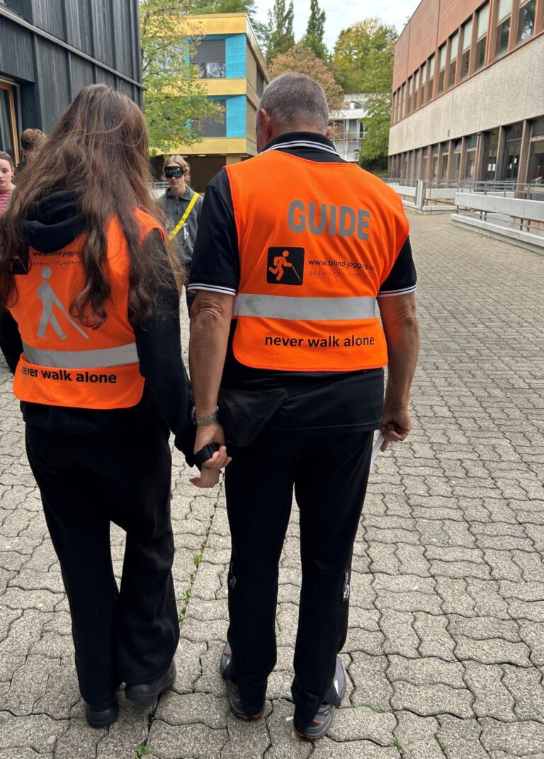 Sensibilisierungsworkshop an einer Sekundarschule in Liestal: Läuferin Salomé und Guide Gabor präsentieren das Tandemlaufen im Freien