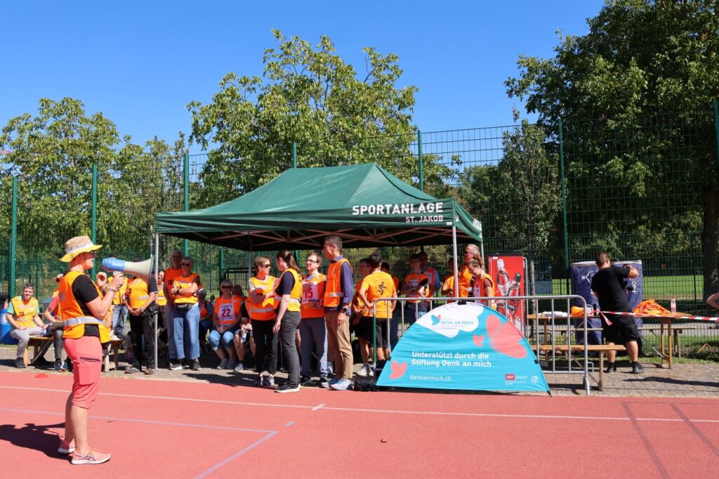 20. Jubiläumsfest Blind-Jogging - Ankündigung der nächsten Aktivität auf dem Sportplatz durch Nancy