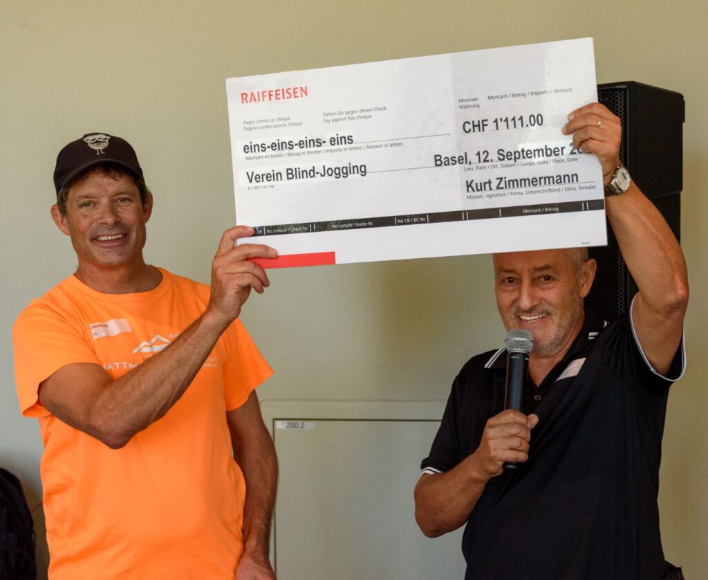 20. Jubiläumsfest Blind-Jogging - Walliser Läufer übergibt einen Cheque mit gesammelten 1111 CHF im Rahmen des Gebirtsages seines Vaters