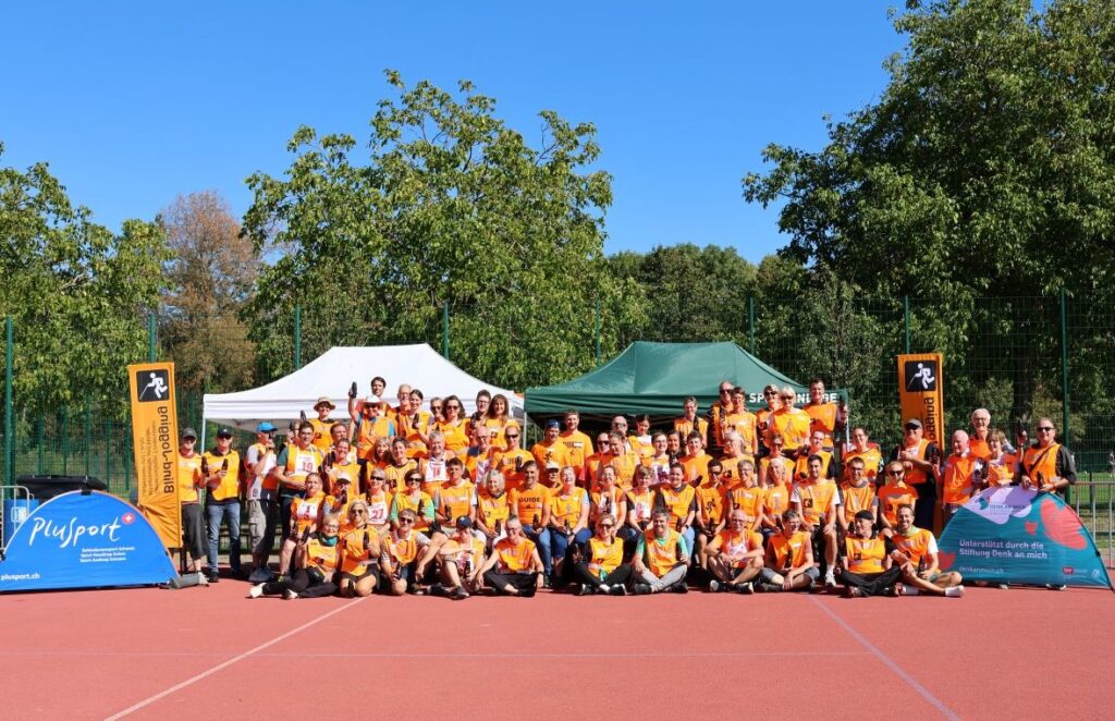 20. Jubiläumsfest Blind-Jogging - Gruppenfoto auf dem Sportplatz