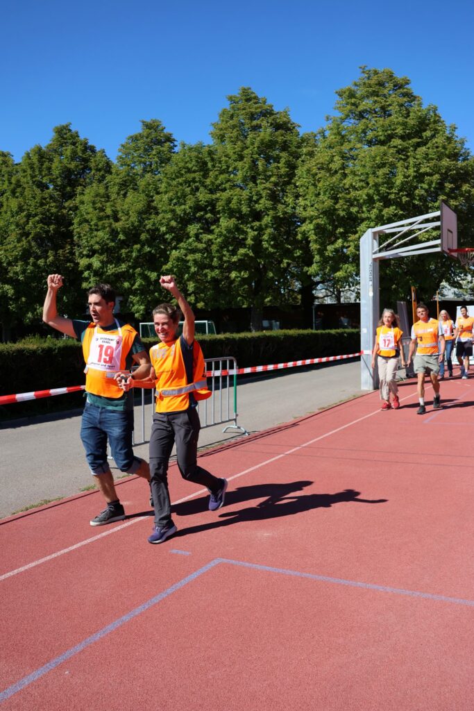 20. Jubiläumsfest Blind-Jogging - Jubel der Tandems im Ziel auf dem Sportplatz