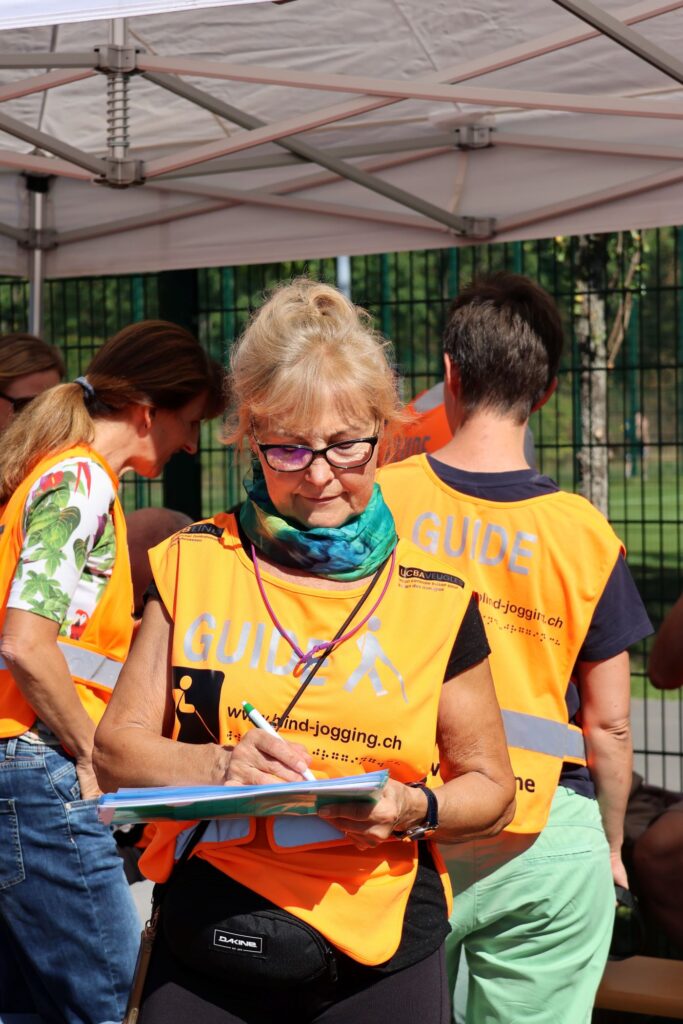 20. Jubiläumsfest Blind-Jogging - Madeleine notiert Resultate auf dem Sportplatz