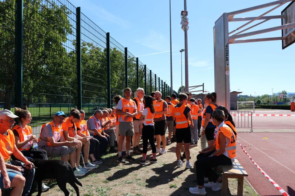 20. Jubiläumsfest Blind-Jogging - Versammlung der Tandems auf dem Sportplatz