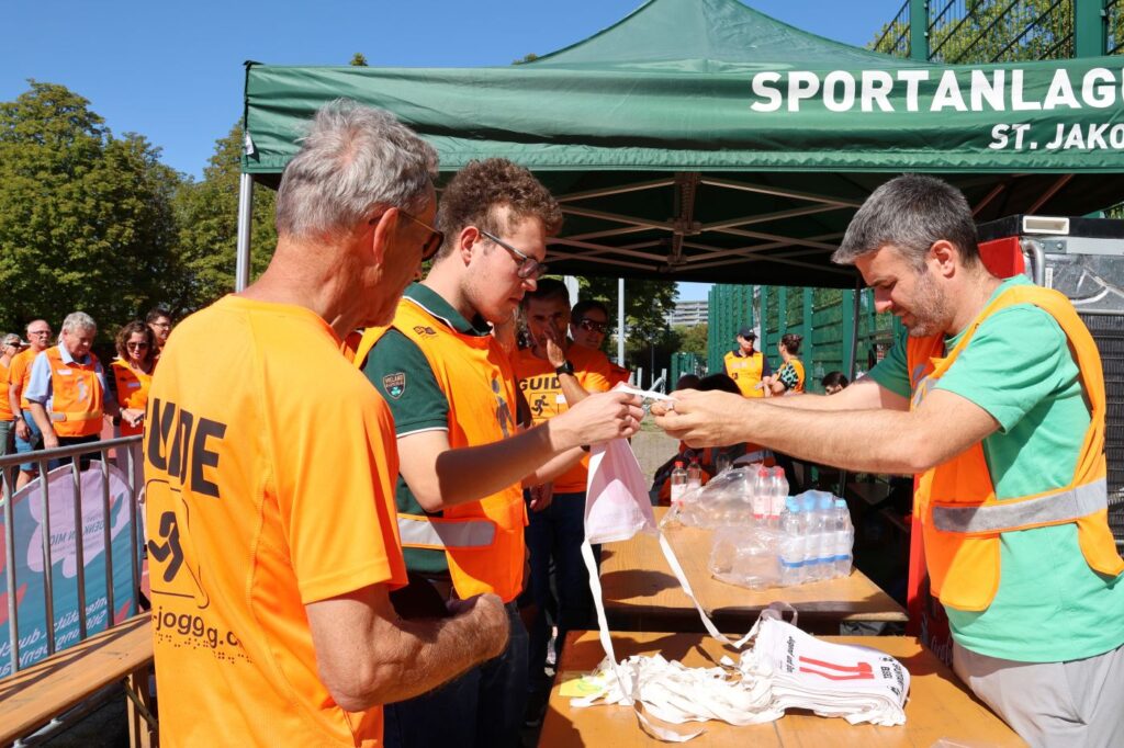20. Jubiläumsfest Blind-Jogging - Verteilung von Startnummern für Tandem Laufaktivität