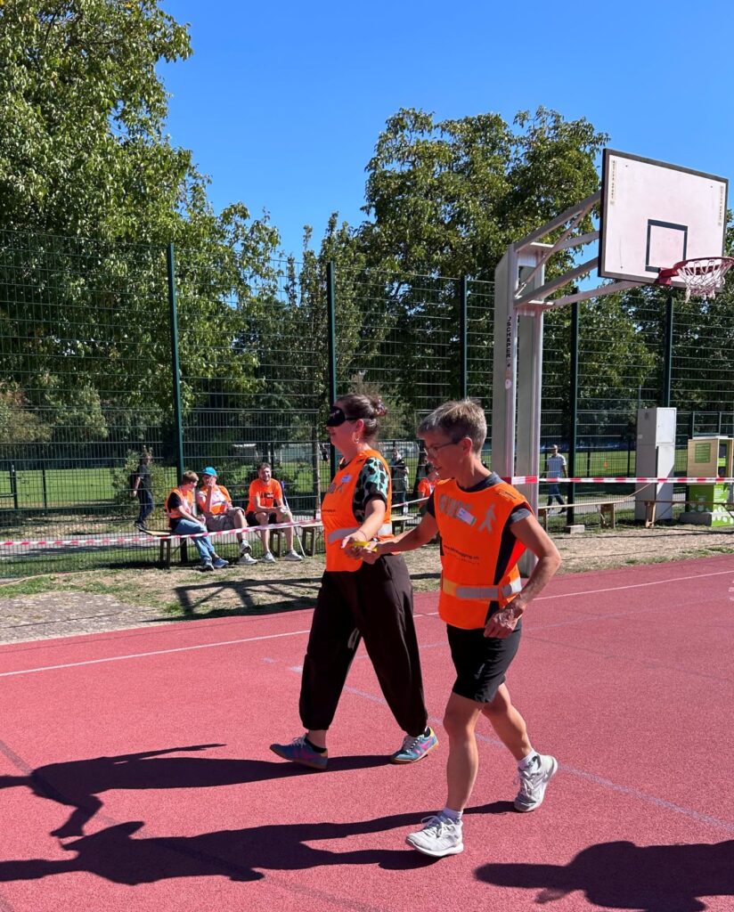 20. Jubiläumsfest Blind-Jogging_ Sensibilisierungsparcours auf dem Sportplatz