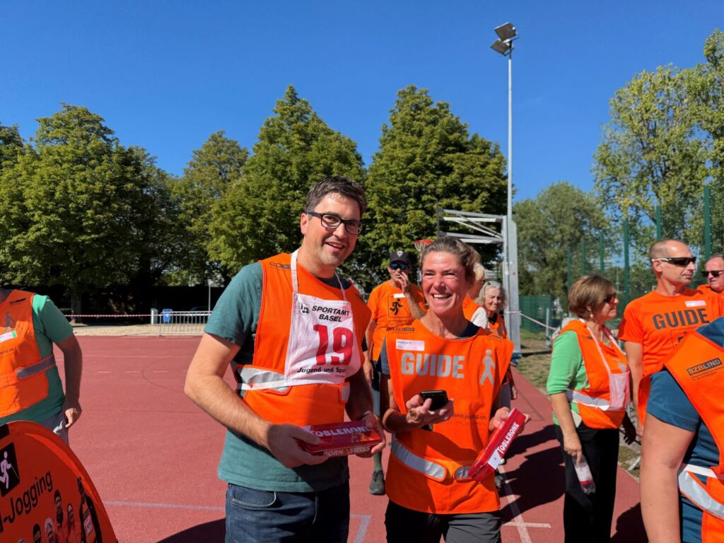 20. Jubiläumsfest Blind-Jogging_ Tandems vor der Laufaktivität