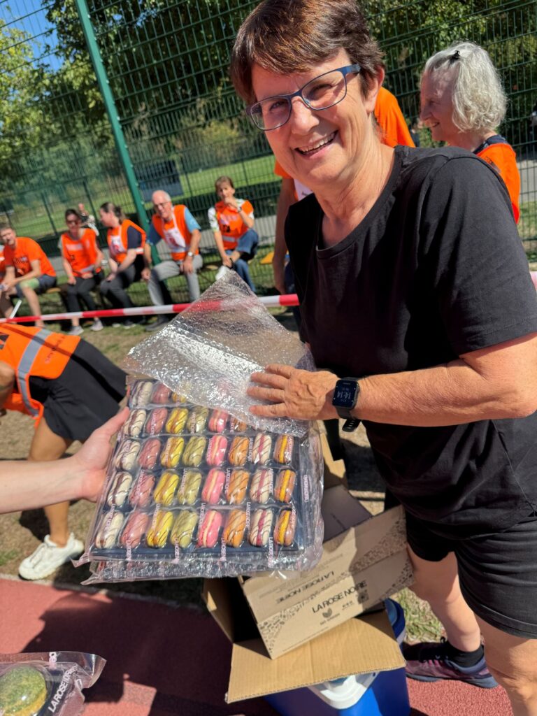 20. Jubiläumsfest Blind-Jogging_ Versüssung des Nachmittags mit einer Box voll Sprüngli Dessert