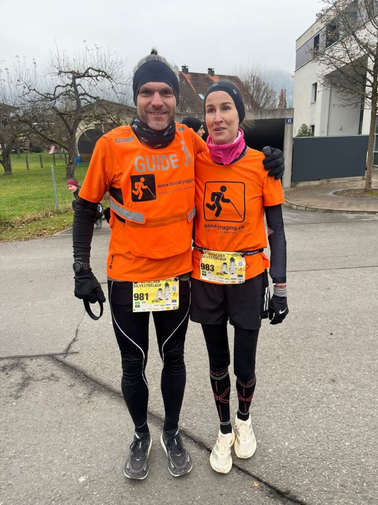 Tandemfoto von Franziska mit Guide Rico am Altacher Silvesterlauf 2025
