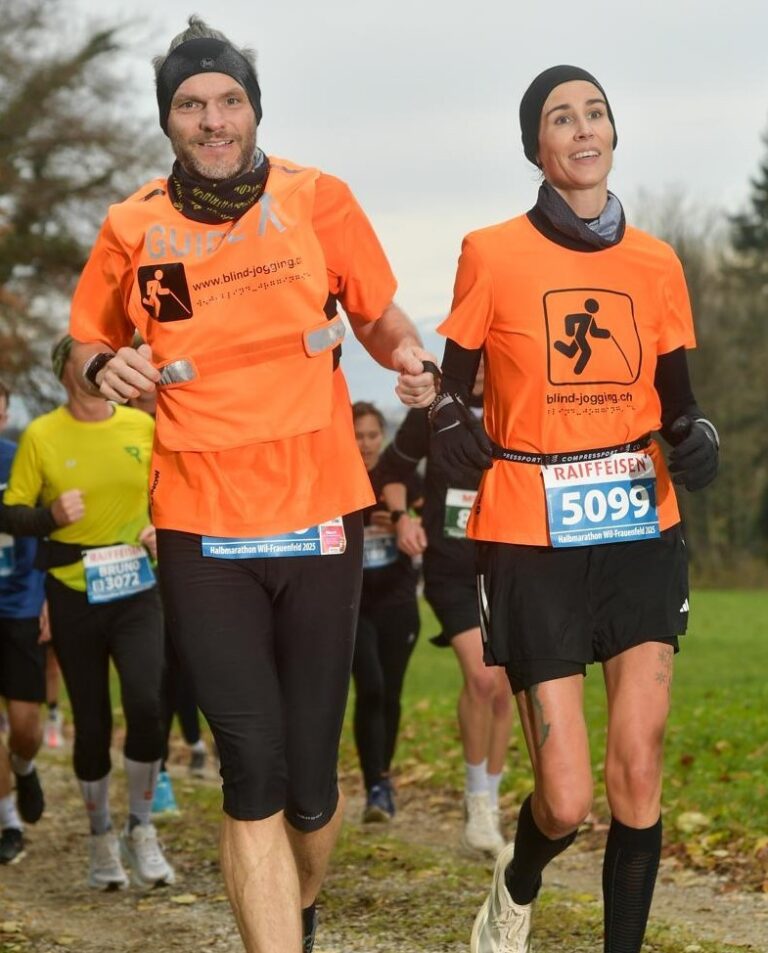 Franziska mit Guide Rico am Frauenfelder Halbmarathon 2025