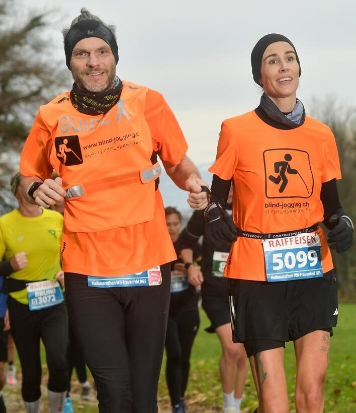 Franziska mit Guide Rico am Frauenfelder Halbmarathon 2025