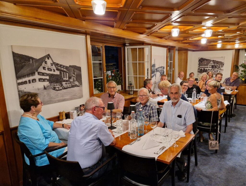 Gruppenfoto Mitglieder Lionsclub Knonauamt beim gemeinsamen Abendessen