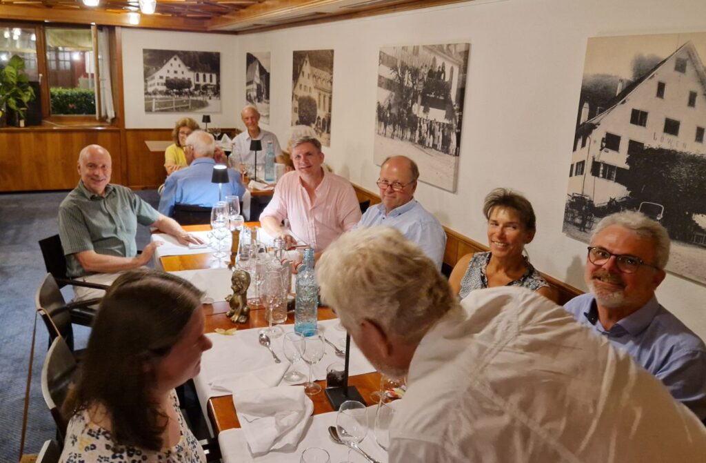 Gruppenfoto Mitglieder Lionsclub Knonauamt beim gemeinsamen Abendessen