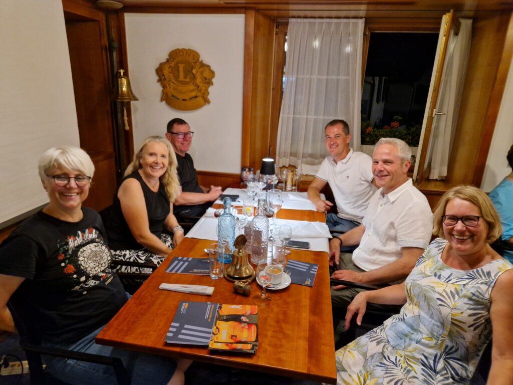 Gruppenfoto Mitglieder Lionsclub Knonauamt beim gemeinsamen Abendessen