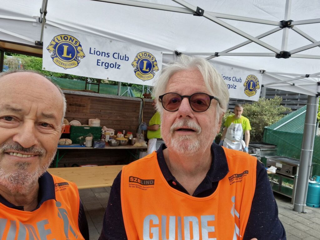 Tag der offenen Tür in der Hundeschule Liestal: Gabor und Helfer Heinz