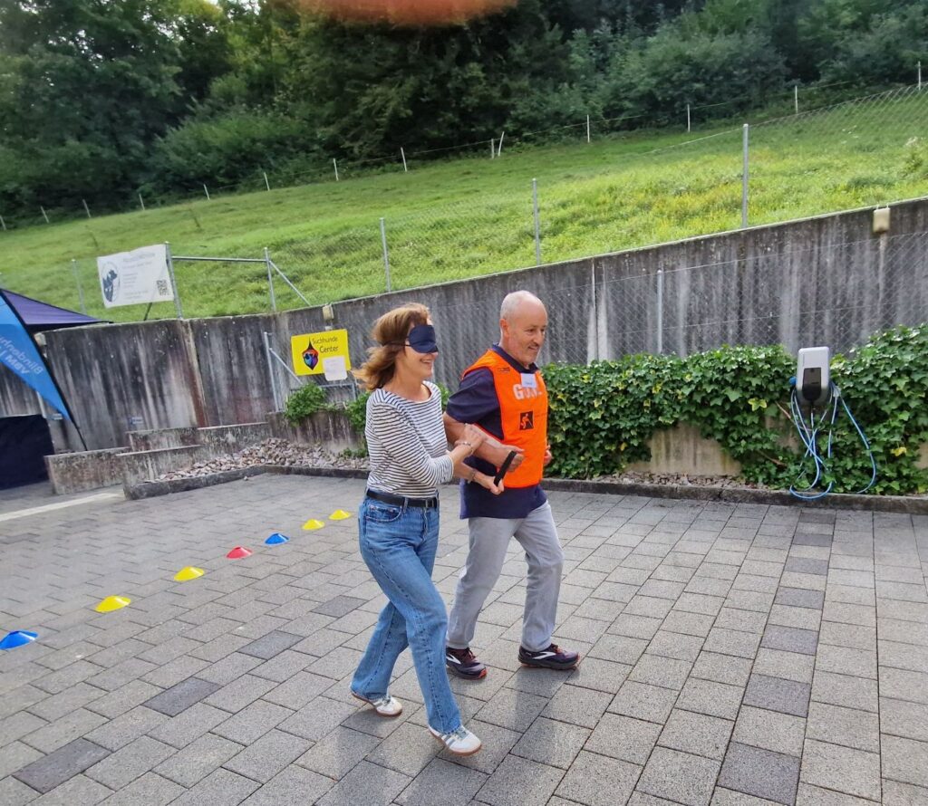 Tag der offenen Tür in der Hundeschule Liestal: Gabor mit einer Interessentin unter der Dunkelbrille