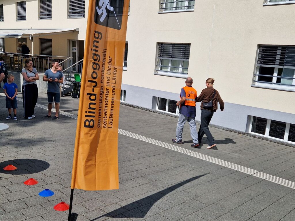 Tag der offenen Tür in der Hundeschule Liestal: Gabor mit einem Interessenten unter der Dunkelbrille