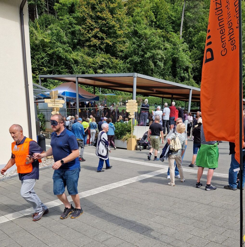 Tag der offenen Tür in der Hundeschule Liestal: Gabor mit einem Interessenten unter der Dunkelbrille