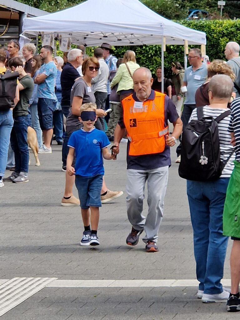 Tag der offenen Tür in der Hundeschule Liestal: Gabor mit einem Jungen, der sich unter die Dunkelbrille getraut