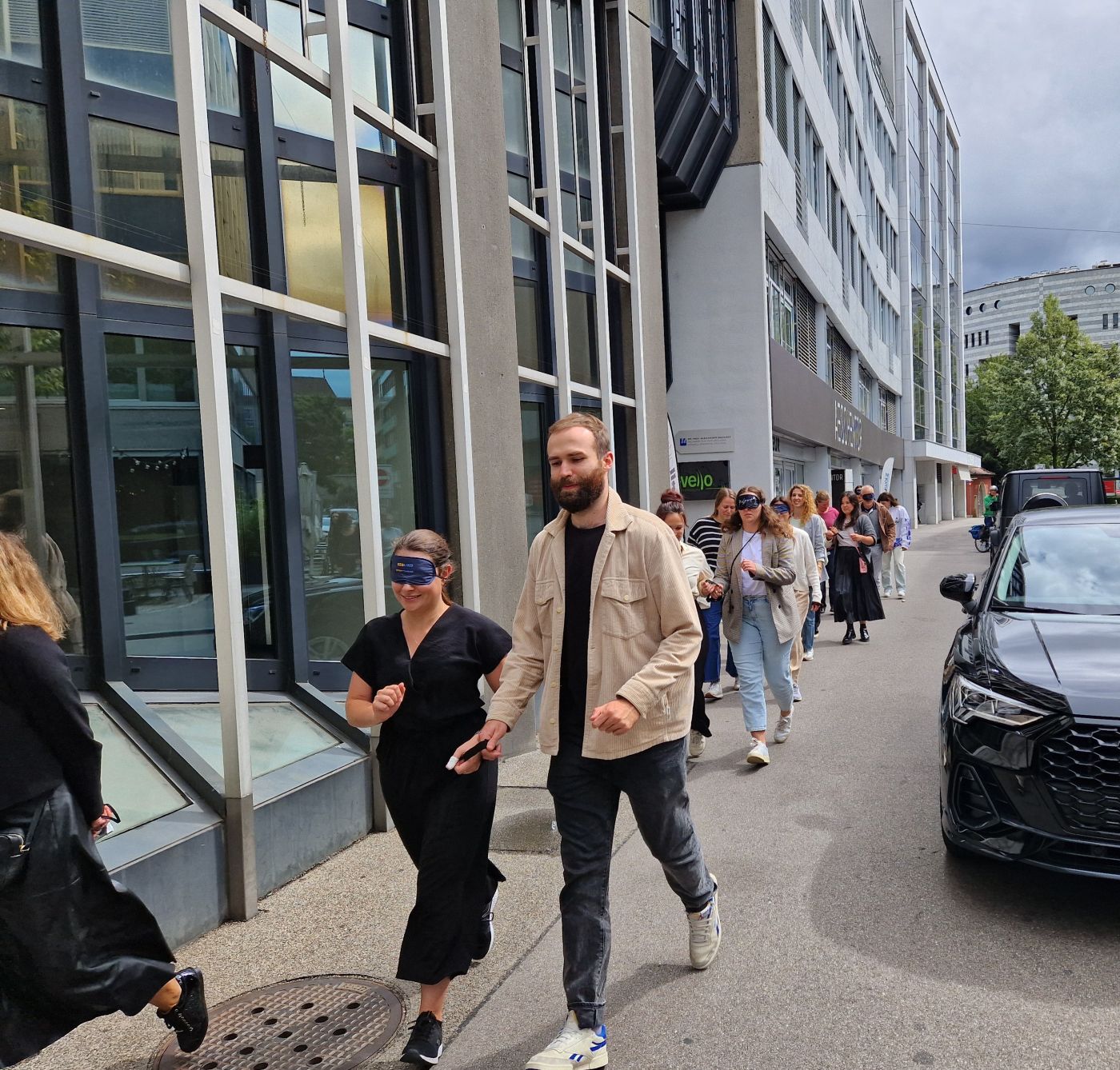 Sensibilisierungsworkshop bei Basel Tourismus 2025: Tandemlauf auf der Strasse mit Augenbinde