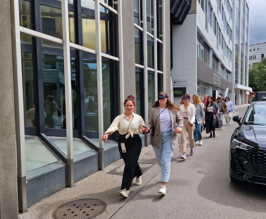 Sensibilisierungsworkshop bei Basel Tourismus 2025: Tandemlauf auf der Strasse mit Augenbinde