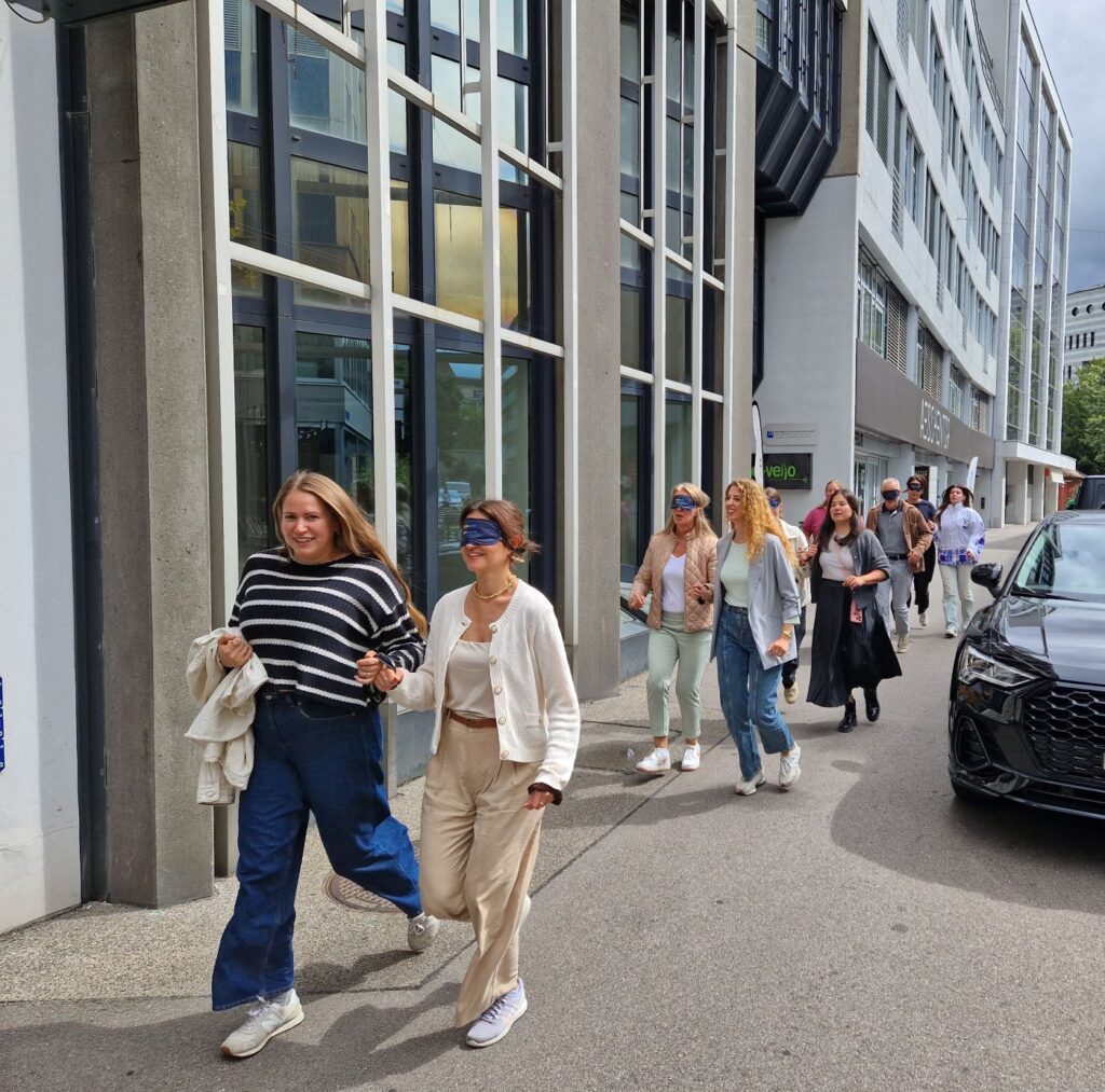 Sensibilisierungsworkshop bei Basel Tourismus 2025: Tandemlauf auf der Strasse mit Augenbinde
