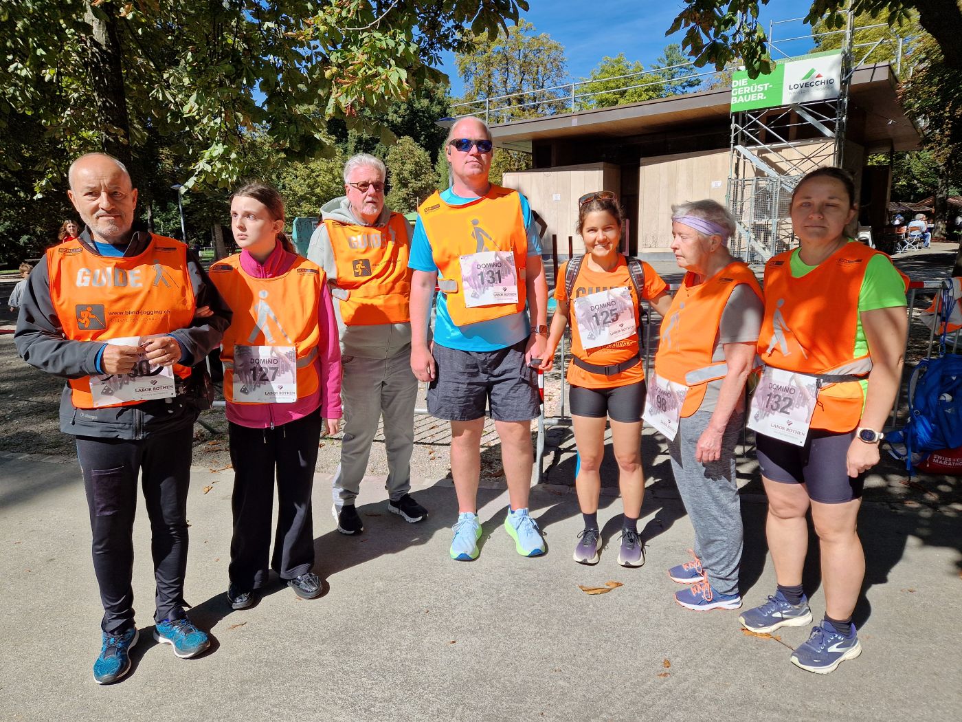 Sponsorenlauf Domino: Gruppenfoto der teilnehmenden Tandems