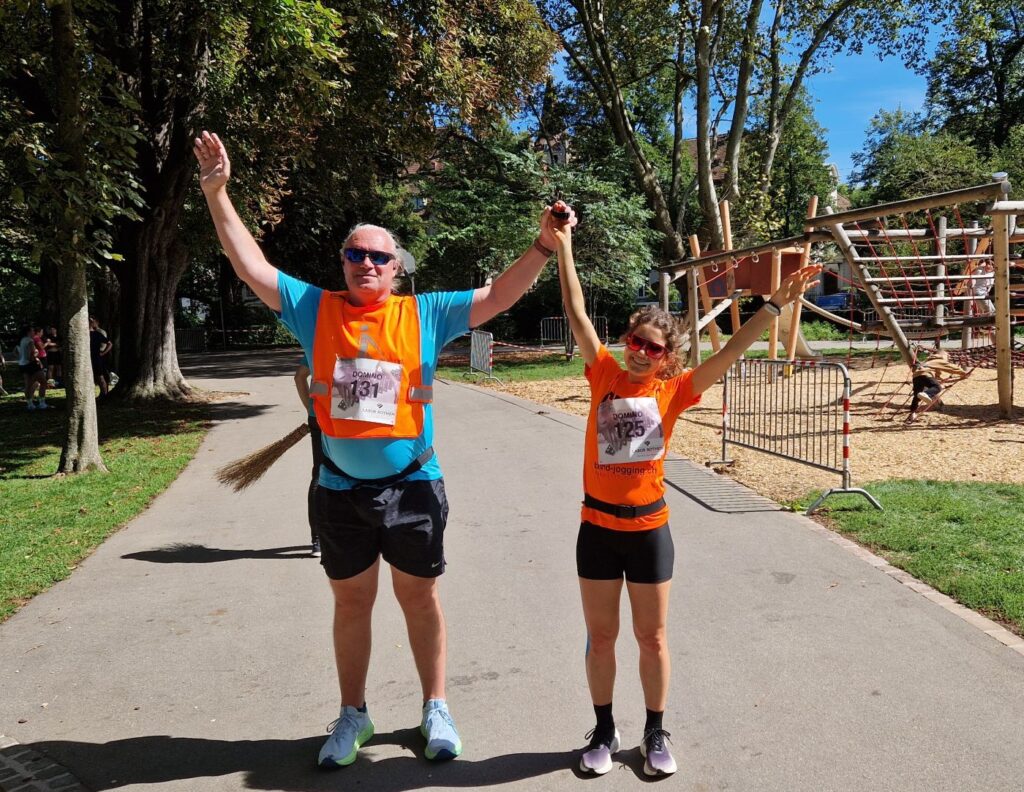 Sponsorenlauf Domino: ein Tandem freut sich auf die geschaffte Leistung