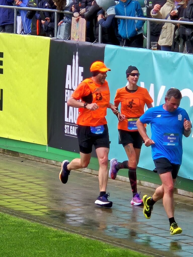 Auffahrtslauf 2026: Franziska mit Guide Rico unterwegs auf der Rennstrecke