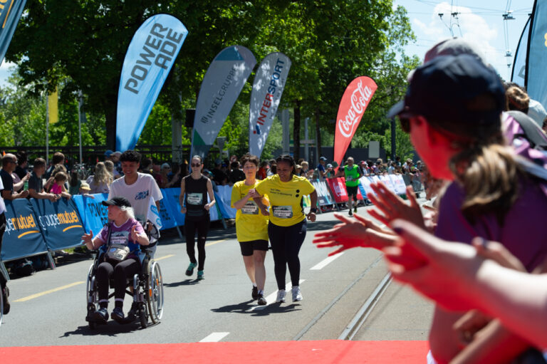Blinde Läuferin Jessica, Sektion Bern, mit privatem Guide unterwegs am GP Bern