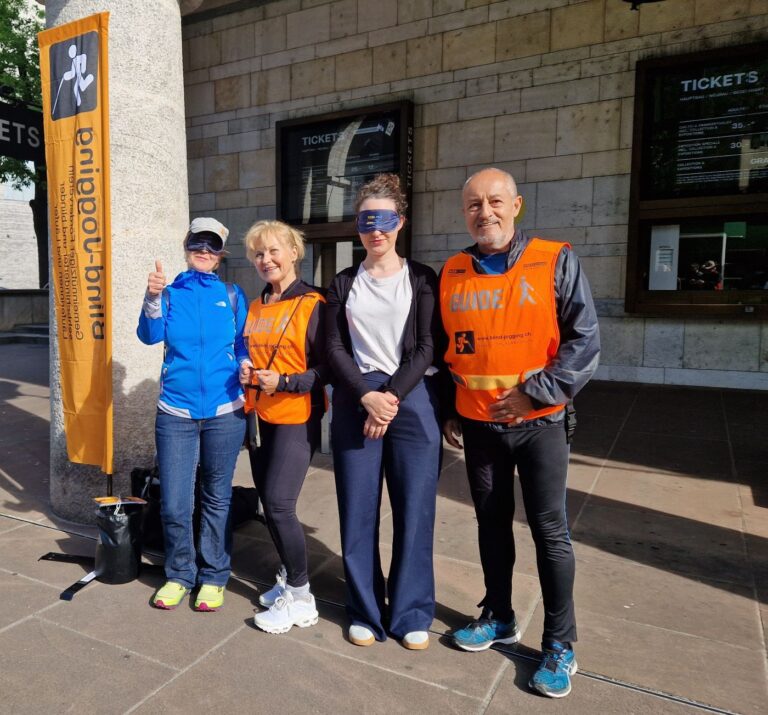 Einblick Basel: Guides Madeleine und Gabor und interessierte Passantinnen mit Dunkelbrille