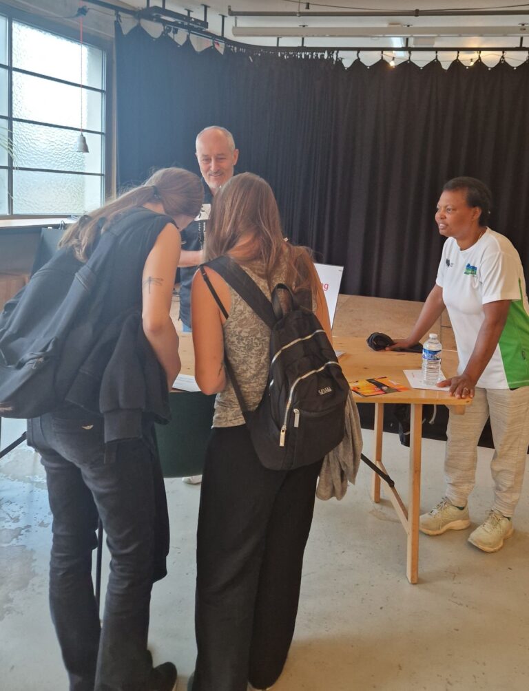 Freiwilligenmesse in Basel 2026: Interessierte erkundigen sich am Blind-Jogging Stand
