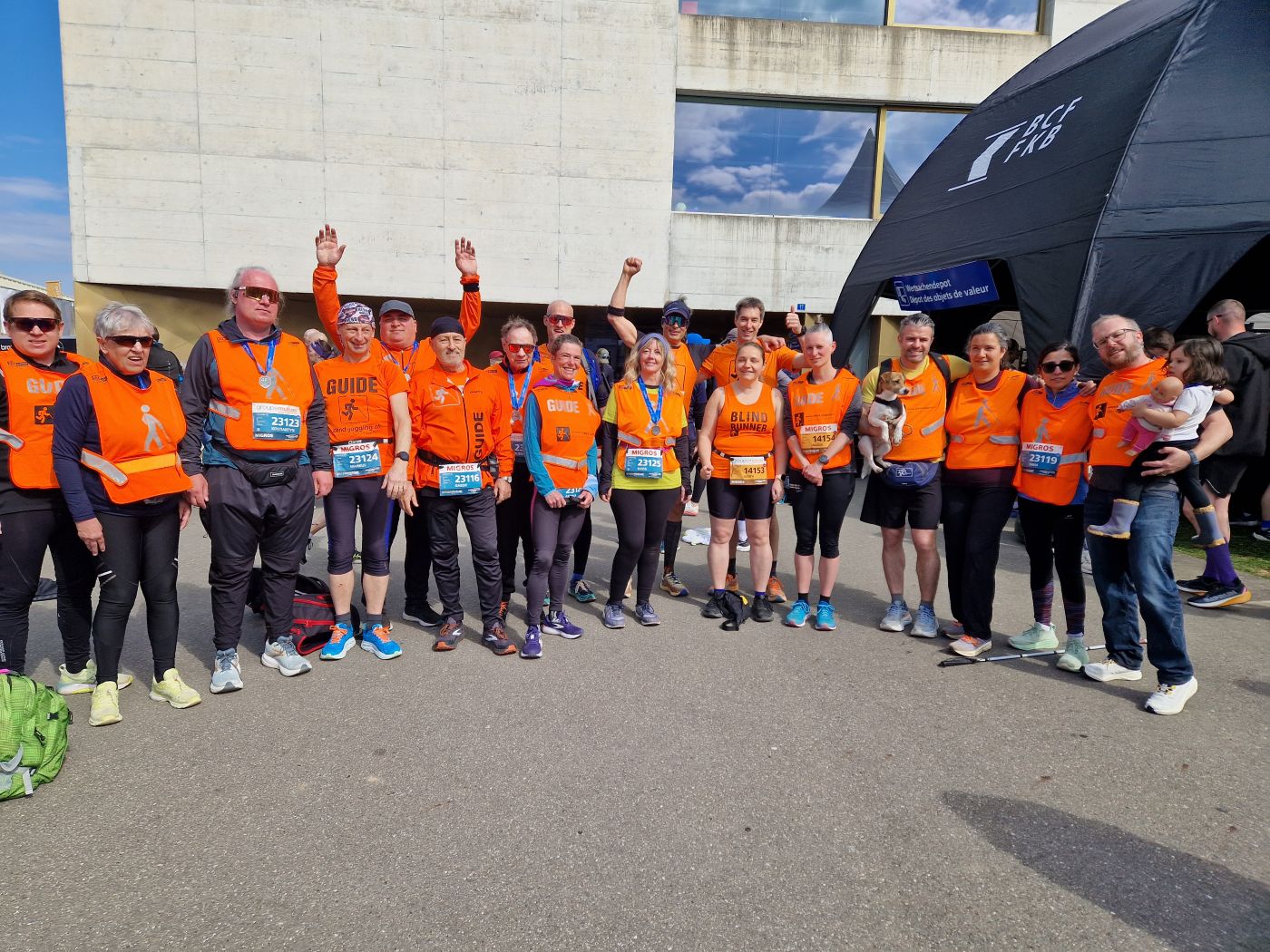 Kerzerslauf 2026: Blind-Jogging Gruppenfoto jubelnd