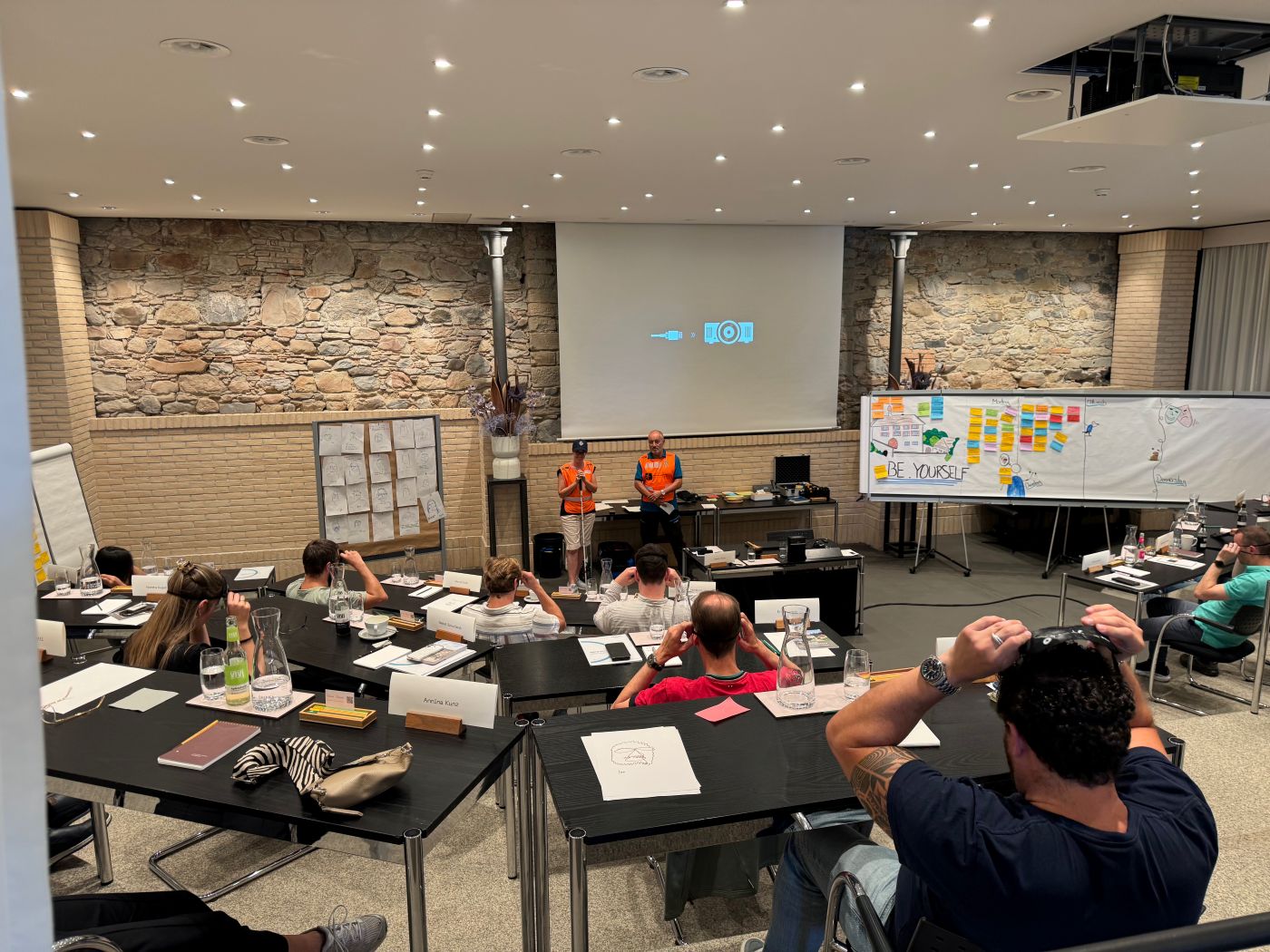 Sensibilisierung Liechtenstein Academy 2026/3: Workshopleiter Gabor mit Läuferin Vivien am Präsentieren