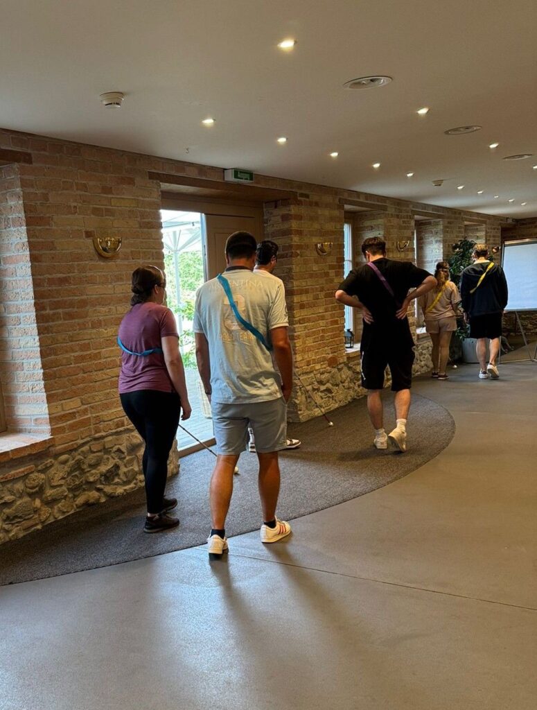 Sensibilisierung bei der Liechtenstein Academy, Seminar 2 (Juli 2026): Praxisübungen im Gang mit den Teilnehmenden