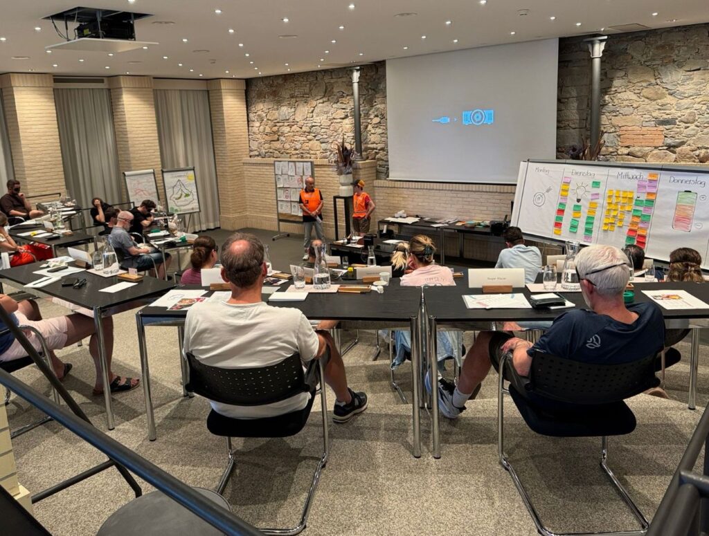 Sensibilisierung bei der Liechtenstein Academy, Seminar 2 (Juli 2026): Teilnehmende im Seminarraum hören dem Referat zu