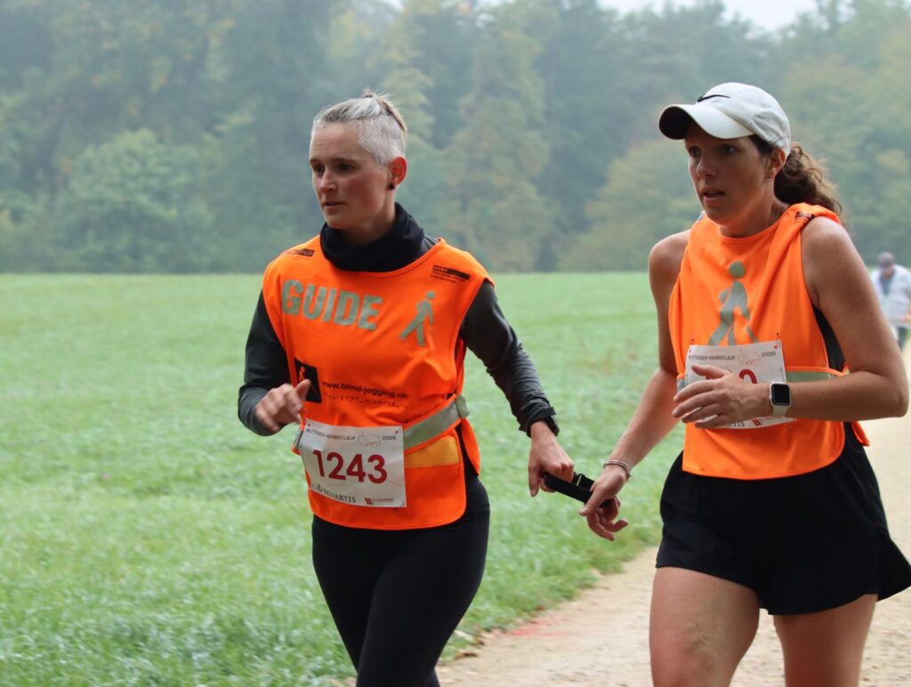 Annabell mit Guide Nadja am Muttenzer Herbstlauf