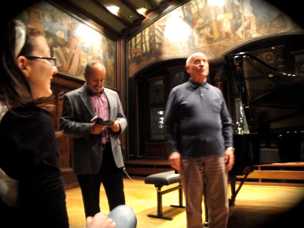 Benefizkonzert mit Sängerin Solenn' Lavanant zugunsten Blind-Jogging im 2014: Ein Blinder begrüsst das Publikum