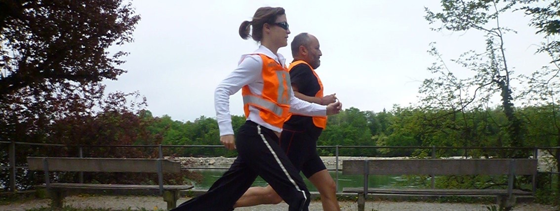 Linda mit Gabor beim Lauftraining am Rheinufer