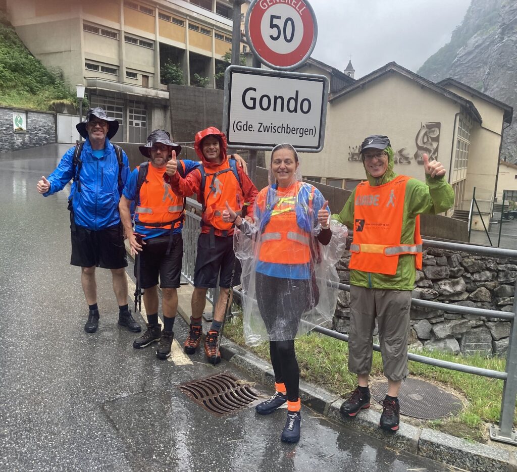 Das Laufteam bei ihrer Ankunft in Gondo bei strömendem Regen_Aktion Wiitblick