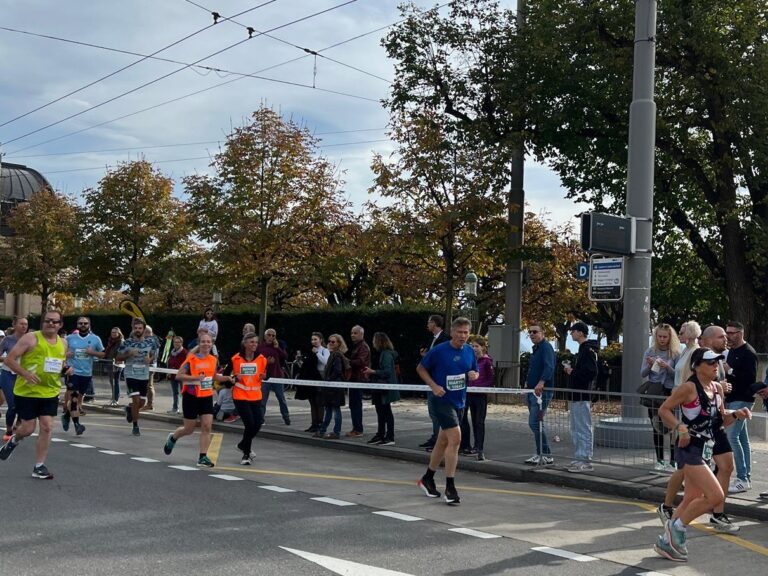 Denise mit Valerie rennend am Luzerner Marathon 2022